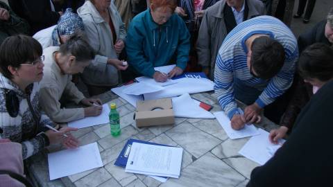 Подписание резолюции митинга