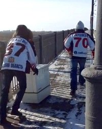 Омские болельщики "Авангарда" на Ленинградском мосту